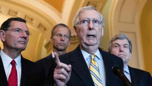 Senatens majoritetsledare Mitch McConnell (i mitten), flankerad av senatorerna John Barrasso (längst till vänster), John Thune och Roy Blunt, efter tisdagens lunchmöte där tullavgifterna diskuterades. Senatens majoritetsledare Mitch McConnell (i mitten), flankerad av senatorerna John Barrasso (längst till vänster), John Thune och Roy Blunt, efter tisdagens lunchmöte där tullavgifterna diskuterades.
