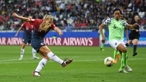 Nigeria förlorade premiären mot Norge. Lisa-Marie Utland gjorde 2–0 för Norge.