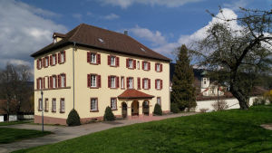 Stauffenberg schloss i Tyskland, ett stort vitt stenhus med röda fönsterkarmar.