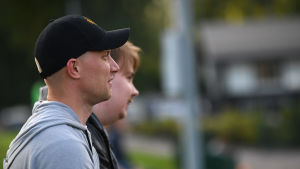 Toni Wistbacka jobbar i Helsingfors och bor i Kyrkslätt. Spelandet är en seriös hobby – inte ett heltidsjobb. Toni Wistbacka (förgrunden) och Dan Sandberg ler.