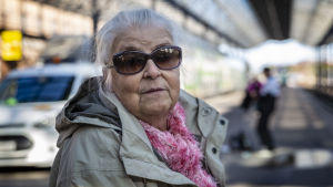 Eeva Voutilainen motsätter sig flera skogsavverkningar. Eeva Voutilainen på Helsingfors järnvägsstation.