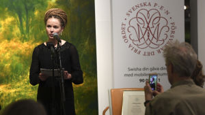 Amanda Lind presenterar Svenska PEN:s yttrandefrihetspris som år 2019 ges till den fängslade bokförläggaren Gui Minhai. Amanda Lind, Sveriges kulturminister, presenterar ett yttrandefrihetspris som den Svenska PEN-föreningen ger åt den fängslade svenska bokförläggaren Gui Minhai, 15.11.2019.