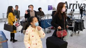 Inkommande resenärer från Kina granskas på flygplatser över hela världen. Inkommande resenärer från Kina granskas på flygplatser över hela världen