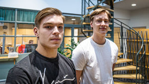 Oliver Nylander (till vänster) och Johan Karhunen är två av de sammanlagt nio privatpersoner som räddade en person från att drunkna i december. Två unga män.