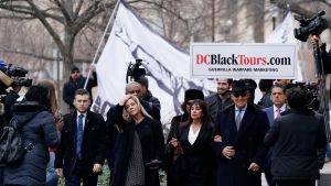 Stone (t.h. med solglasögon) hade familjen med sig till domstolslokalen för att åhöra domen. Roger Stone anländer till domstolen i Washington.
