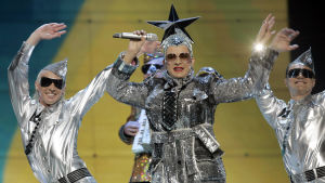 Verka Serdutškan ikonista asua versioidaan euroviisufaniyhteisössä tänäkin päivänä. Verka Serduchka esiintyy vuoden 2007 Euroviisujen kenraaliharjoituksessa. Yllään hänellä on hopeinen tähtipäähine ja hopea paljettiasu.