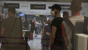 Arkivbild. På Åbo flygplats har man full beredskap att testa resenärer som anländer från riskländer. Just nu är Nordmakedonien det enda risklandet som man flyger från till Åbo, och därför testas resenärer som kommer med flyg från landets huvudstad Skopje. Passagerare vid Åbo flygfält den 11.8.2020.