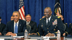 Tidigare presidenten Barack Obama och Bidens blivande försvarsminister Lloyd Austen. Lloyd Austin som utsågs av president Barack Obama till kommendör i Mellanöstern, var en känd fyrstjärnig general med rätt hög profil.