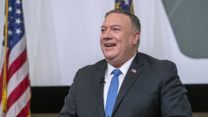Utrikesminister Mike Pompeo försöker försvåra den blivande presidenten Joe Bidens utrikespolitiska handlingsrum gentemot Kina, Kuba, Iran och kriget i Jemen. Utrikesminister Mike Pompeo försöker försvåra den blivande presidenten Joe Bidens utrikespolitiska handlingsrum gentemot Kina, Kuba, Iran och kriget i Jemen.