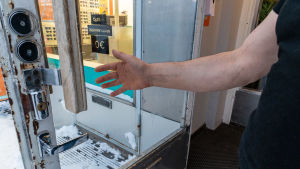 Den här vägen kom tjuvarna in i pizzerian i Borgå. Pizzeriägaren Bastret Dushi utanför ingången.
