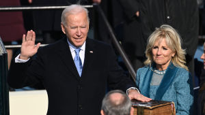 Joe Biden svor å sin sida eden med handen på en bibel som gått i släkten sedan 1893. Joe Biden svär eden.
