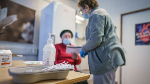 "Nu har mormor fått vaccinet, kan jag träffa henne utan att tänka på avståndet?" THL-överläkaren Hanna Nohynek svarar. Sairaanhoitaja Seija Ovaskainen kertoo Toimi Heikkilälle koronarkotuksen toisesta vaiheesta.