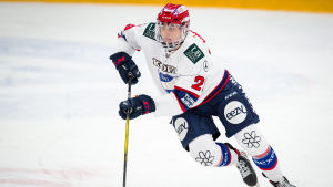 Tobias Winberg har haft tungan rätt i mun i år. HIFK:s Tobias Winberg transporterar pucken.