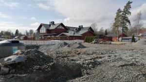 Det finns en vibrationsmätare på köpcentret Strand, den andra vibrationsmätaren finns på Strandvägens radhuslänga. Bygget av Ingåstrand i Ingå kyrkby, uppgrävd sand på byggplatsen.