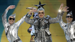 Verka Serduchka esiintyy vuoden 2007 Euroviisujen kenraaliharjoituksessa. Yllään hänellä on hopeinen tähtipäähine ja hopea paljettiasu.