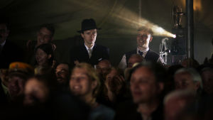 Christian Friedels Elser har svårt att engagera sig i den nationalistiska filmförevisningen i hembyn. Scen ur filmen Elser.