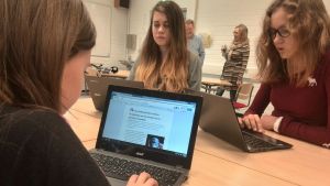 Elsa Kotola har blivit bättre på att söka information på nätet. Åttondeklassare sitter i klassrum med datorer.