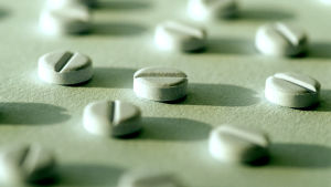 De patienter som skrivits ut från rättspsykiatrin är i de allra flesta fall beroende av mediciner. Det händer att personen inte tar sina mediciner och då finns risk för att hen blir våldsam igen, speciellt om detta kombineras med någon form av missbruk. Tabletter.