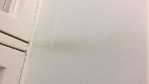 Lärare och elever har fått symptom av byggdammet som sugits in i skolan via exempelvis otäta fönsterkarmar. Byggdamm och smuts vid fönstret vid Skräbböle skola.