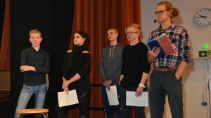 Arthur Alen, Viivi Lejon, Jedi Kotulainen, Sebastian Lindholm och Nikodemus Kraufvelin ledde valdebatten. Elever från Hangö gymnasium och Hankoniemen lukio leder valdebatt i Hangö 2017. De heter Arthur Alen, Viivi Lejon, Jedi Kotulainen, Sebastian Lindholm och Nikodemus Kraufvelin.