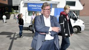 Utrikesminister Timo Soini samlade namnunderskrifter för Blå framtid i Alberga den 15 augusti 2017.