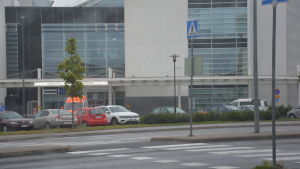 T-sjukhuset i Åbo. Poliser och väktare vaktade ingångar och området kring sjukhuset. Bild på Åbo universitetscentralssjukhus.