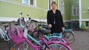 Håll mobilen i fickan när du cyklar, menar Gustafsson. Gymnastiklärare Monica Gustafsson från Borgå.