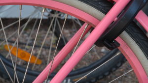 Ta cykeln till jobbet eller välj trapporna istället för hiss, uppmanas de anställda vid staden. Närbild av cykelhjul