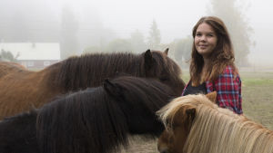 Sabina bor i Lepplax tillsammans med snart sex månader gamla sonen Gustav och sambon Ludvig Hellund. Till familjen hör också tre hästar, fyra marsvin, tre katter, två kaniner och en hund. Sabina Granbacka tillsammans med sina tre hästar. Alla hästar står runt henne, med ansiktet mot henne.