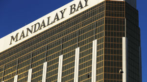 Masskjutningen i Las Vegas hade planerats noggrant på förhand. Stephen Paddock hade 23 vapen på rummet och han hade satt upp egna övervakningskameror på den 32 våningen Masskjutningen i Las Vegas hade planerats noggrant på förhand. Stephen Paddock hade 23 vapen på rummet och han hade satt upp egna övervakningskameror på den 32 våningen