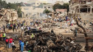 Förstörelsen vid den vägkorsning i Mogadishu där en lastbil exploderade på lördagen. Bilden tagen på söndagen 15.10.2017. Förstörelsen vid den vägkorsning i Mogadishu där en lastbil exploderade på lördagen. Bilden tagen på söndagen 15.10.2017.