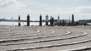 Miniatyrfyrar i havsmiljö, i förgrunden en labyrint gjord av sand och sten.