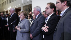 Angela Merkel omgiven av CSU-politiker på en pressträff efter att regeringsförhandlingarna brutit samman. Angela Merkel omgiven av CSU-politiker på en pressträff efter att regeringsförhandlingarna brutit samman.