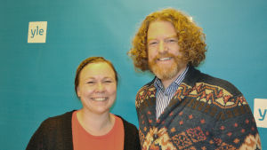 Iida Helldan och Paul Savage menar att man inte ska se språket i skolan som ett ämne, utan som något som berikar livet. iida Helldan och Paul Savage framför en vägg.