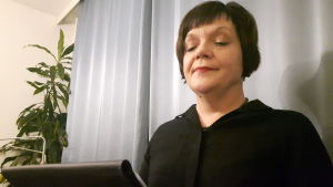 Bloggari lukee kirjaa