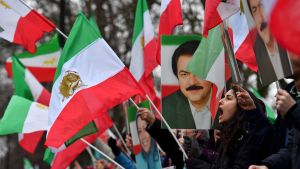 Människor samlades utanför Irans ambassad i London för att visa sitt stöd för demonstranterna i Iran.