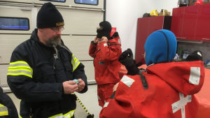 Brandkårister vid Pellinge FBK gör sig klara att öva räddning till sjöss. Brandmän förbereder övning