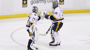 Pekka Rinne och Juuse Saros i Nashville. Juuse Saros ersatte Pekka Rinne i den andra Stanley Cup-finalen.