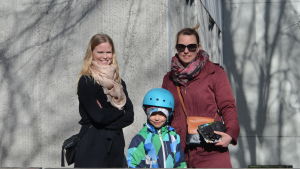 Karolina Salminen och Sonja Klärck tillsammans med Klärcks son Joonas som står mellan dem.