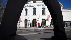 Svenska Teatern Maria Sidin jalkojen alta kuvattuna.
