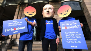 Facebook har fått utstå mycket kritik över sina brister i hur information flödar och hanteras på plattformen Demonstranter protesterar mot Facebook.