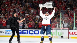 Säsongen 2017-18 slutade i jubel för Aleksander Ovetjkin och Washington Capitals. Alexander Ovetjkin firar med pokalen.