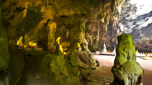 Grottor är populära sevärdheter bland turister. På bilden grottan Tham Luang i Thailand. Grottan Tham Luang i Thailand.