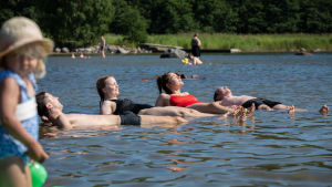Lapsia uimassa rantavedessä, Lauttasaaren uimaranta, Helsinki, 18.7.2018.