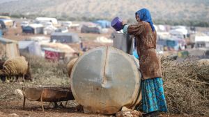 Strider i Idlib-provinsen de senaste veckorna har drivit 200 000 människor på flykt. Många har flytt till läger vid den turkiska gränsen. Flyktingkvinna i norra Syrien fyller på en hink med vatten i ett flyktingläger i provinsen Idlib.