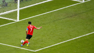 Son Heung-min gör Sydkoreas 2–0-mål. Son Heung-min gör Sydkoreas 2–0-mål.