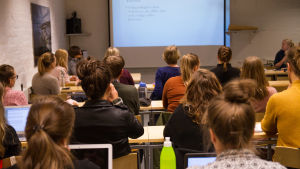 I regeringsprogramet önskar man att fler ska utbilda sig på högskolenivå. Studeranden i ett klassrum