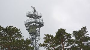 Sjöbevakningens radartorn höjer sig över holmens talltoppar. radartornet på glosholm sjöbevakningsstation i borgå
