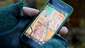 För att hålla koll på var i skogen Choko rör sig har husse försett hunden med ett gps-halsband. Magnus Nylander har i sin tur en app i sin telefon som visar var Choko är. Närbild av Magnus mobiltelefon som visar en karta och en punkt där hans står och var Choko finns.