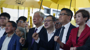 Nio ledande aktivister åtalades på måndag, bland dem Chung Yiu-Wah, Tommy Cheung Sau-Yin, Chan Kin-Man, pastorn Chu Yiu-Ming, Benny Tai, samt parlamentsledamoten Tanya Chan Nio ledande aktivister åtalades på måndag, bland dem Chung Yiu-Wah, Tommy Cheung Sau-Yin, Chan Kin-Man, pastorn Chu Yiu-Ming, Benny Tai, samt parlamentsledamoten Tanya Chan